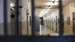 Illinois prisons to publish annual data on contraband, safety and overdoses