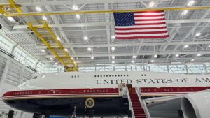 Trump shares look at Qatari aircraft for AF1