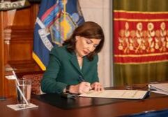 Hochul weighs AI regulations as Trump sets federal rules