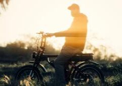 Illinoisans may soon need registration, title, license to use e-bikes, scooters
